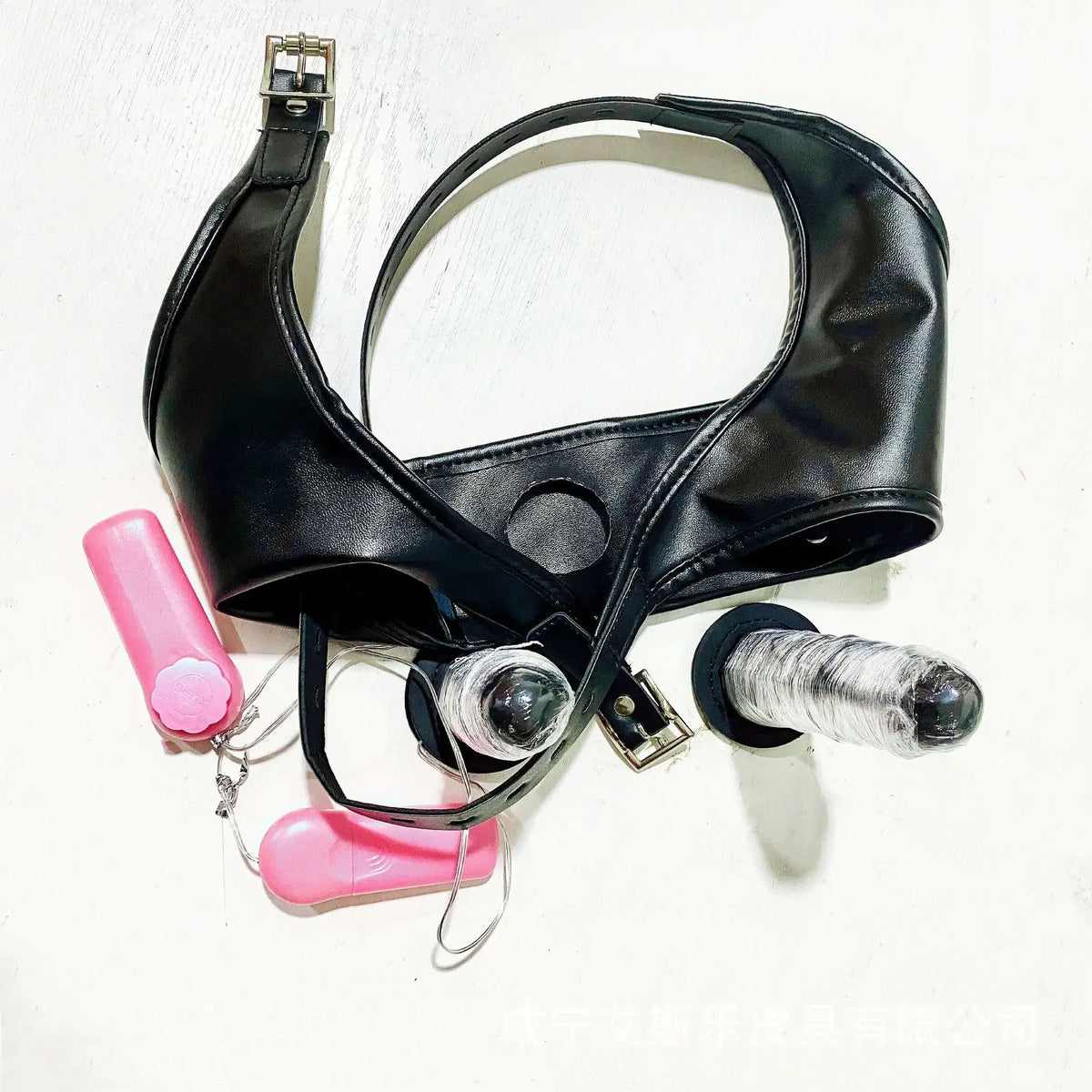 Strap-On Doppeldildo mit Vibration