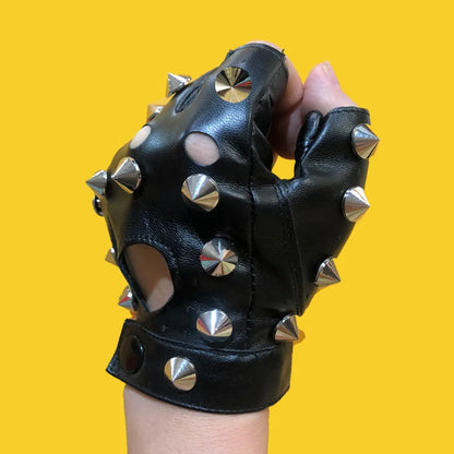 Fingerlose Handschuhe mit Nieten