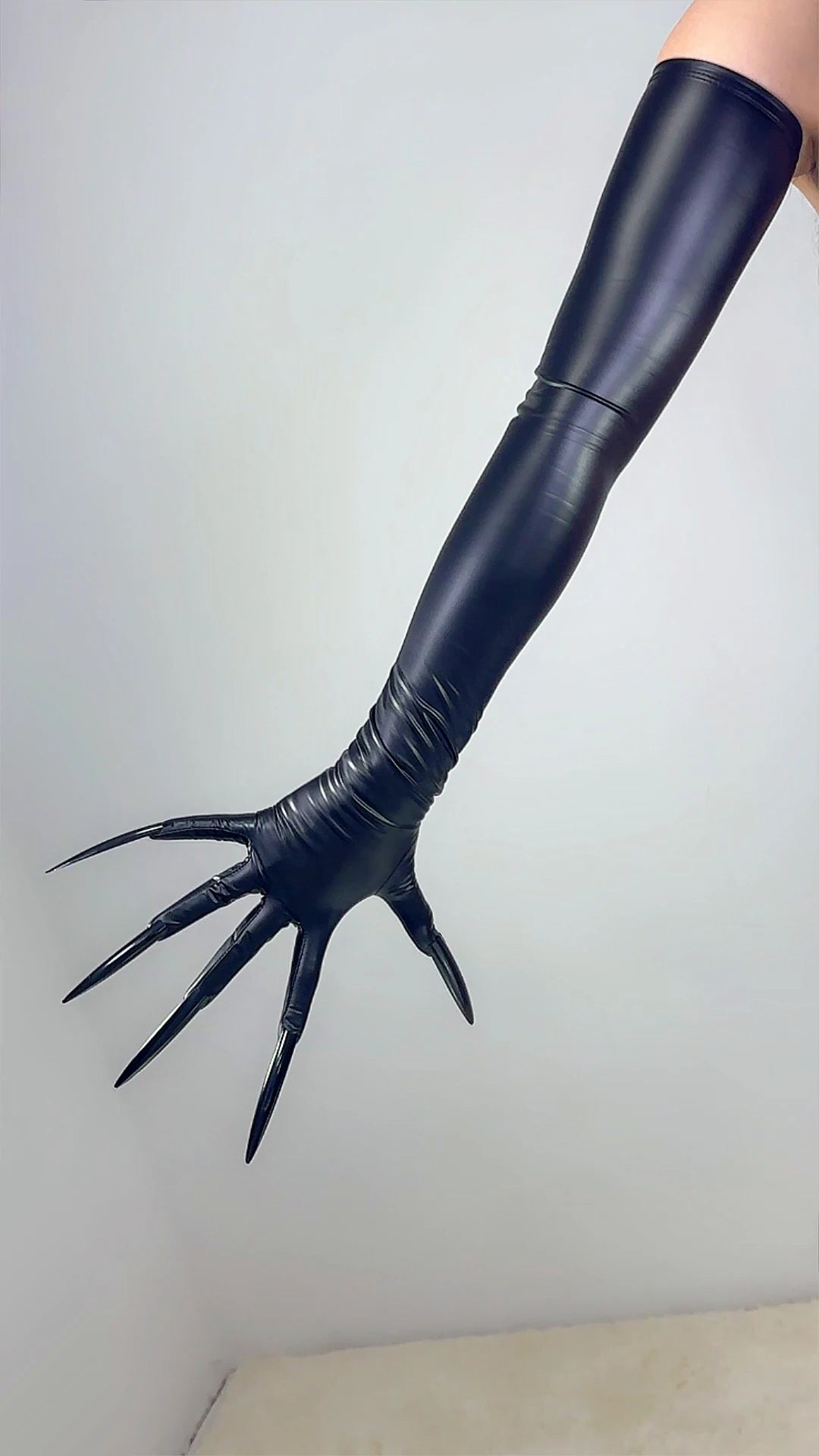 Extra lange Handschuhe mit Nägeln – 70 cm