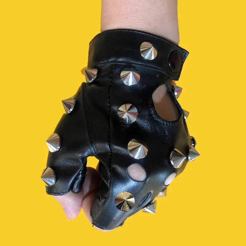 Fingerlose Handschuhe mit Nieten