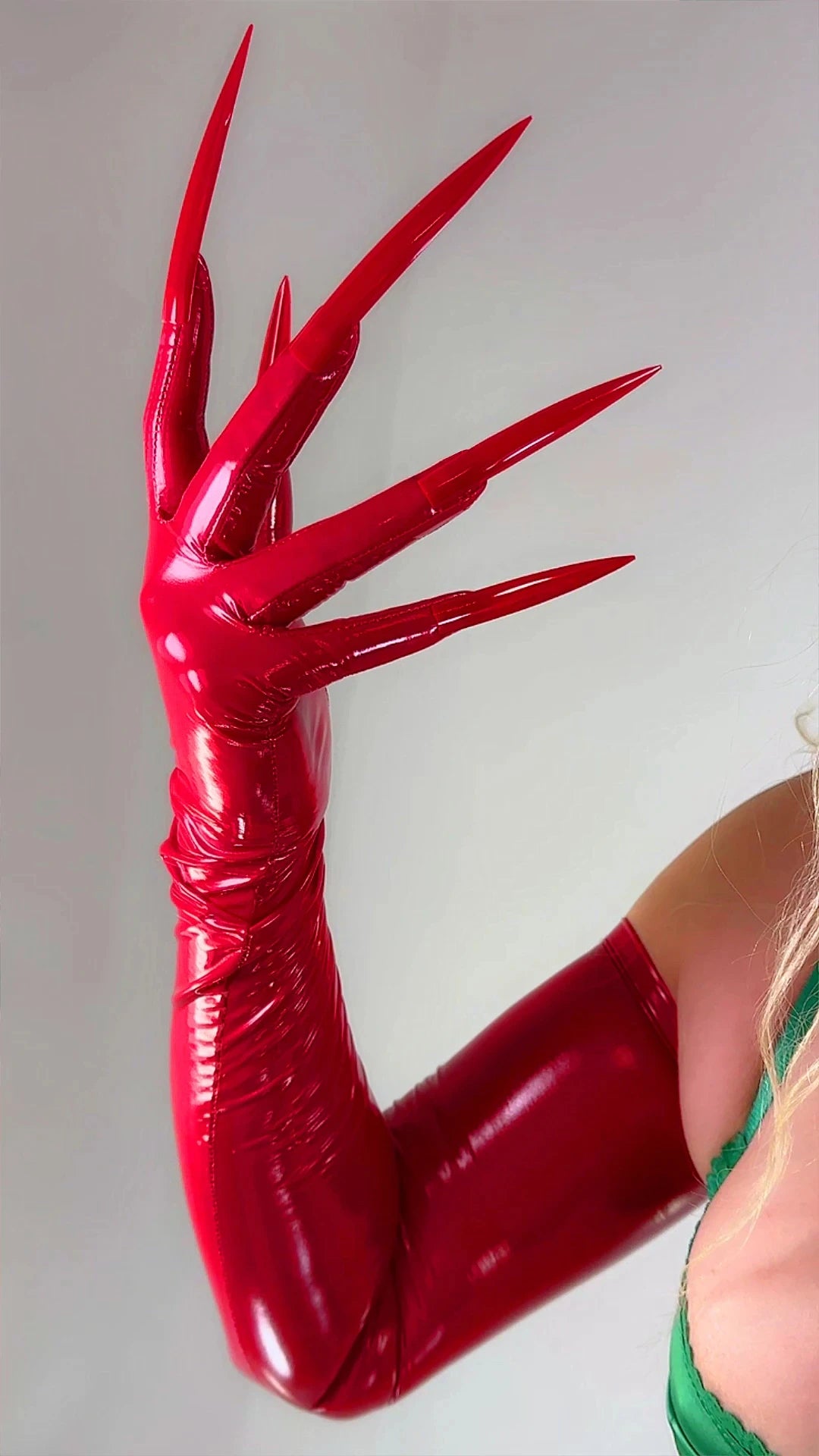 Extra lange Handschuhe mit Nägeln – 70 cm