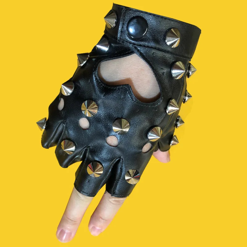 Fingerlose Handschuhe mit Nieten